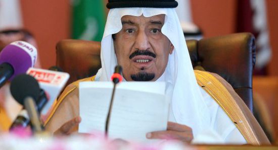 العاهل السعودي يعقد عدة لقاءات على هامش القمة العربية الأوروبية