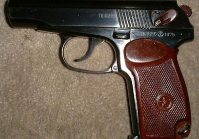 أمن مطار عدن يضبط مسافرًا حاول تهريب مسدس لخارج البلاد