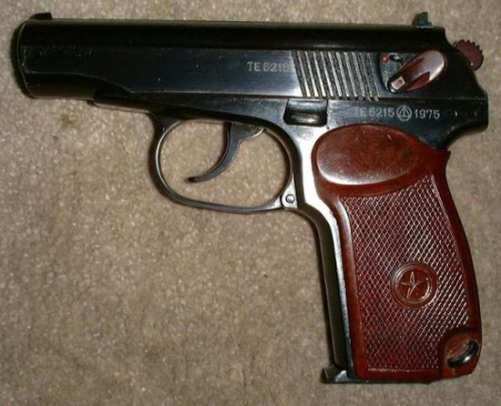 أمن مطار عدن يضبط مسافرًا حاول تهريب مسدس لخارج البلاد