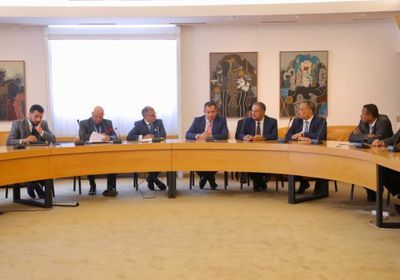 رئيس الوزراء يناقش أوضاع اليمن مع سفراء المجموعة العربية بالأمم المتحدة