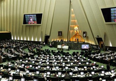 أعضاء بالبرلمان الإيراني يطالبون روحاني برفض اسقالة " ظريف "