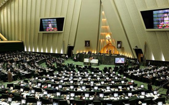 أعضاء بالبرلمان الإيراني يطالبون روحاني برفض اسقالة " ظريف "