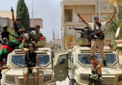 قوة عسكرية ليبية تلقي القبض على أحد عناصر داعش