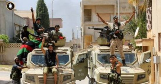 قوة عسكرية ليبية تلقي القبض على أحد عناصر داعش