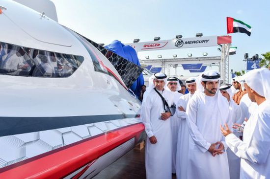بن راشد يزور معرض دبي العالمي للقوارب (صور)