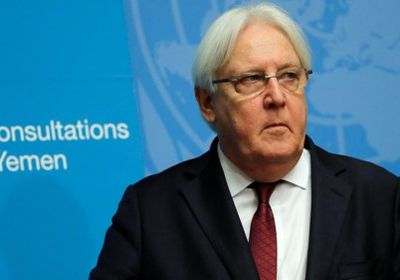 سياسي يسخر من زيارات غريفيث لصنعاء