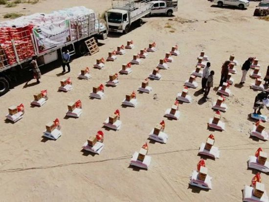 "الهلال الإماراتي" يوزع 2800 سلة غذائية بمحافظة شبوة (صور)
