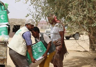 توزيع 300 سلة غذائية من مركز الملك سلمان على النازحين بحجة (صور)