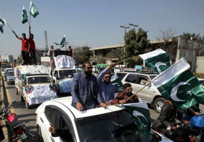 تصاعد التوتر العسكري بين الهند وباكستان ينعكس على بورصة البلدين