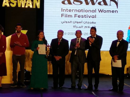 لولي بيتري تحصد جائزة أفضل ممثلة في مهرجان أسوان لأفلام المرأة