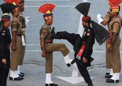 باكستان تدعو أمريكا إلى لعب وساطة أكبر بالأزمة مع الهند