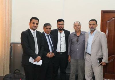 لدعم النشاط الملاحي.. البحسني يناقش تنظيم الرحلات الجوية إلى مطار الريان (صور)