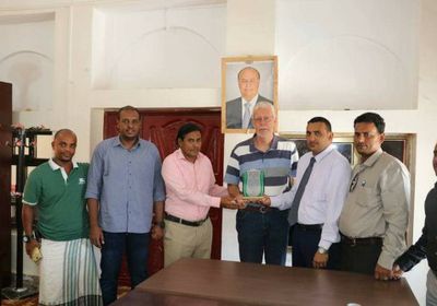 محروس يكًرم طبيب هولندي عالج مرضى سقطرى لمدة عشر سنوات (صور)