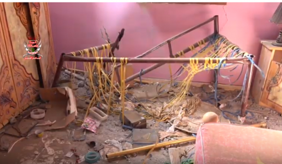 مليشيا الحوثي تجدد قصفها لمنازل المواطنين في حي منظر (فيديو)