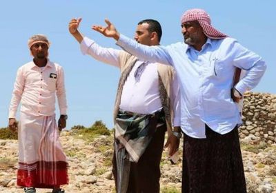 محافظ سقطرى يوجه بسرعة فتح طريق معله ويلتقي عدد من الأهالي (صور)