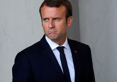 "ماكرون" يرفض ارتداء قلادة "سترة صفراء" 