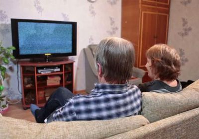 دراسة حديثة : التلفزيون يُضعف الذاكرة بعد سن الـ50