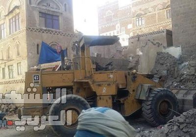 مليشيات الحوثي تزيل مبنى تاريخي في مدينة صنعاء القديمة