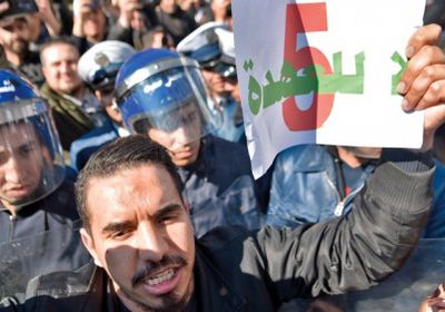 تفاصيل مقتل متظاهر بالجزائر وأتهامات أسرته لنظام " بوتفليقة "