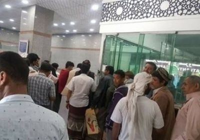 رسمياً.. بدء صرف رواتب موظفي الدولة النازحين إلى المحافظات المحررة