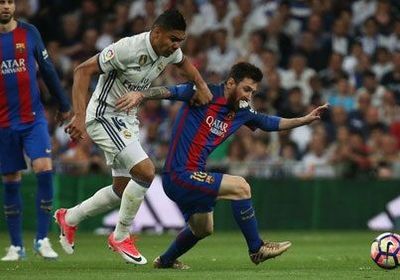 الصحف الإسبانية تضع تركيزها على كلاسيكو ريال مدريد وبرشلونة في الدوري 