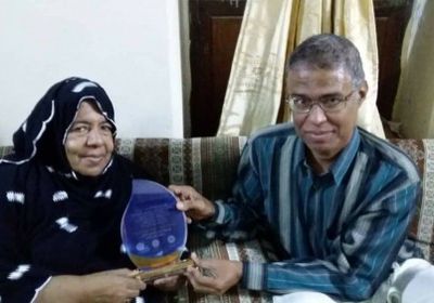 سلطة حضرموت تمنح الإعلامية أنيسة خميس درع التميز الثقافي والإعلامي 