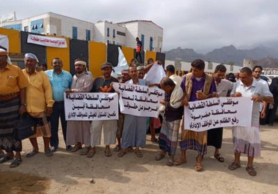 وقفة احتجاجية لموظفي السلطة القضائية أمام المجمع القضائي بخور مكسر 