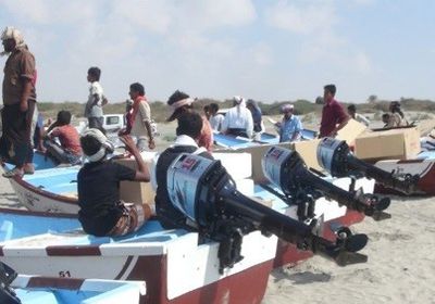 توزيع 30 قاربا للصيادين المتضررين من إعصار ماكونو بسقطرى