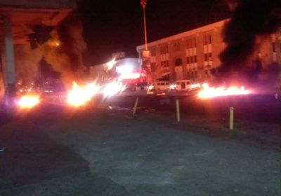 بالصور.. احتجاجات واسعة في المعلا بسبب مقتل شاب 