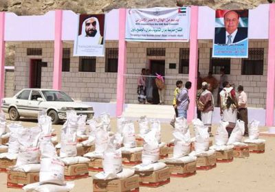 هلال الإمارات يوزع سلال غذائية وأدوات مدرسية بمديرية الوضيع 