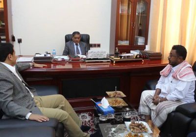 محافظ حضرموت يبحث إجراءات عودة المغتربين عبر منفذ ميناء الوديعة