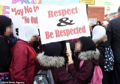 أولياء أمور يحتجون على تعليم أطفالهم الشذوذ الجنسي في مدارس بريطانية (صور)&nbsp;