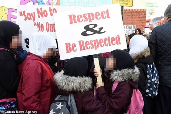 أولياء أمور يحتجون على تعليم أطفالهم الشذوذ الجنسي في مدارس بريطانية (صور) 