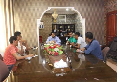 وكيل محافظة المهرة يناقش ترتيب العمل الفني والإداري بالقطاع الفني (صور)