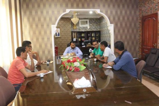 وكيل محافظة المهرة يناقش ترتيب العمل الفني والإداري بالقطاع الفني (صور)