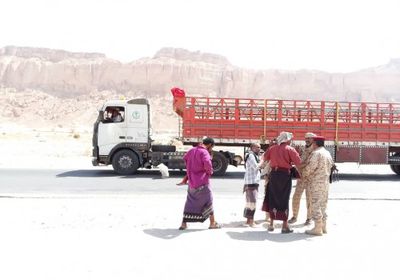 أفراد محور عتق يقومون بتنصيب نقاط في الطرقات