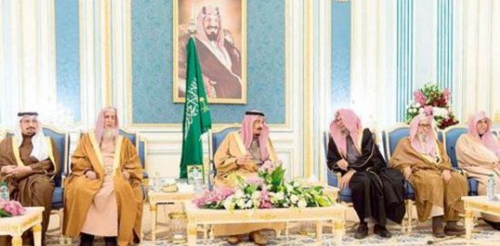 الملك سلمان والأمير بندر بن سلمان في اجتماع بقصر اليمامة 