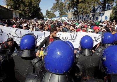 تنديداً بترشح " بوتفليقة ".. تظاهرات طلابية تشعل وسط الجزائر وتغلق المترو