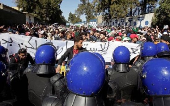 تنديداً بترشح " بوتفليقة ".. تظاهرات طلابية تشعل وسط الجزائر وتغلق المترو
