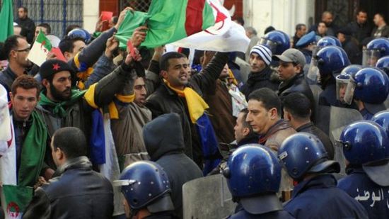 الجيش الجزائري يعلن التدخل للحفاظ على أمن البلاد