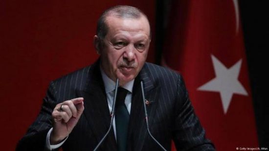 لا يستطيع إخفاء فشله.. شاهد تناقضات أردوغان (فيديو)