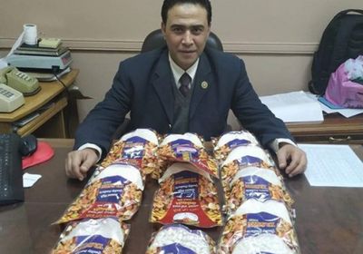 الإطاحة بمواطن يمني حاول تهريب كمية من الهيروين إلى مصر (صور)