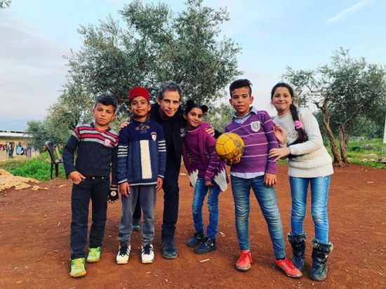 النجم العالمي بن ستيلر يزور مخيمات اللاجئين السوريين (فيديو)