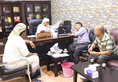 لقاء لمناقشة مشروع سفلتة خط "الغيضة ـ منعر" بالمهرة