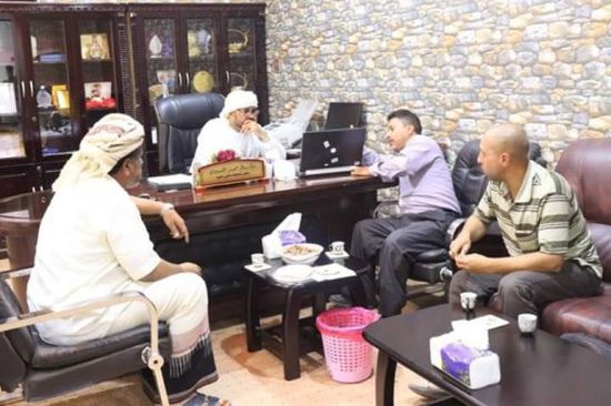 لقاء لمناقشة مشروع سفلتة خط "الغيضة ـ منعر" بالمهرة