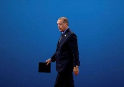 الأتراك يبحثون عن طعام في صناديق القمامة (فيديو)