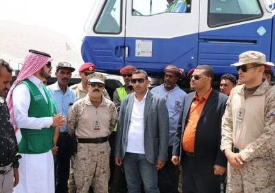 بتمويل سعودي ..وصول رافعات نقل بضائع جديدة إلى ميناء سقطرى (صور)