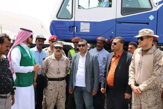 بتمويل سعودي ..وصول رافعات نقل بضائع جديدة إلى ميناء سقطرى (صور)