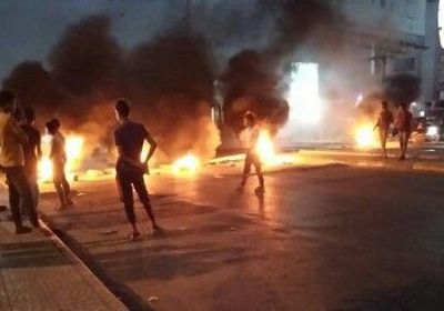 محتجون يغلقون شوارع خور مكسر والمنصورة ويطالبون بتسليم قتلة رأفت دنبع