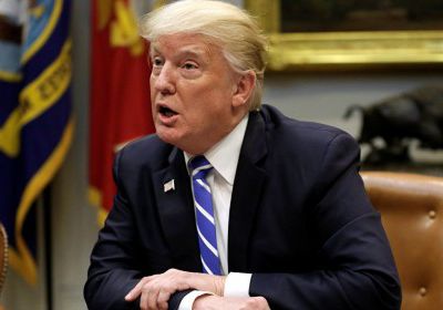 مدير " أبل " يتسبب في موقف محرج لترامب على الملأ